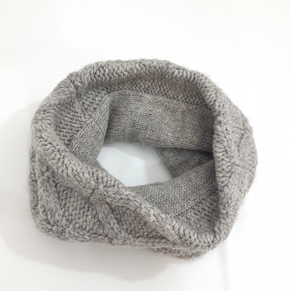 Club Monaco Accessories - 《Club Monaco》 Wool blend cable knit Snood